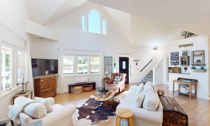 Kenwood House | Idyllic Country Escape with Hot Tub and Firepit Retreat