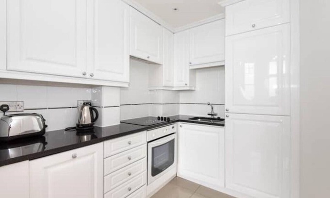 Richmond-upon-Thames Apartment | Elegant Richmond Riverside Apartment with Kitchen Amenities