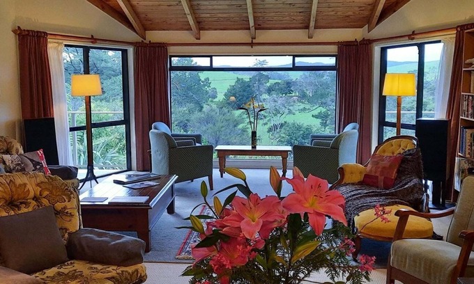 Paihia Bed & Breakfast | Inviting River Views with Convenient Kitchenette Access