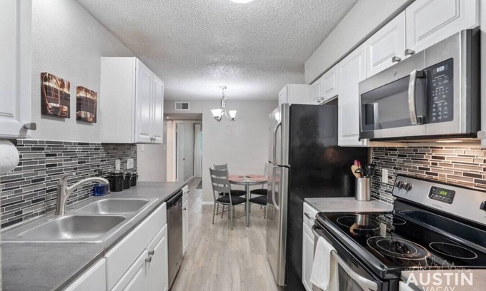 Galindo Condo | Explore S Lamar Apt: Walk to Music, Bars & Pet-Friendly Fun