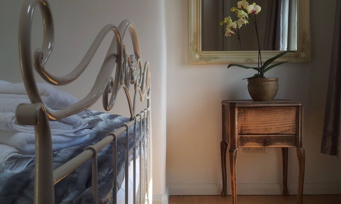 Wirksworth Cottage | Scandinavian Boutique Cottage with Ocean Views & Spa Retreat