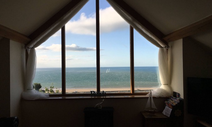 Barmouth House | Scenic Sea View Holiday Barn with Pet-Friendly Amenities