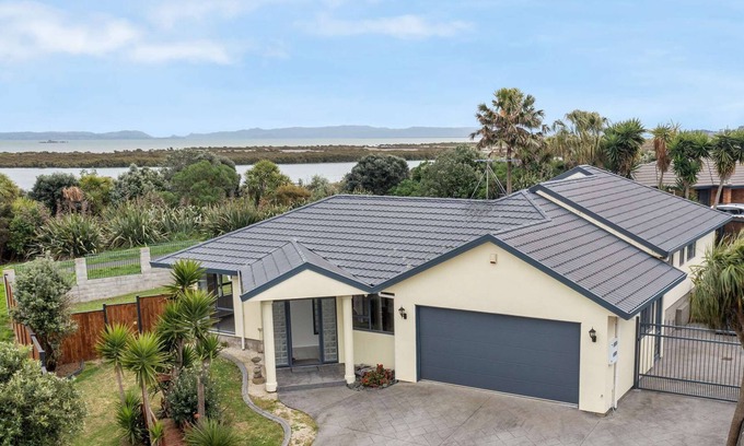 Manurewa House | Seaside Retreat Minutes from AKL Airport with Breakfast