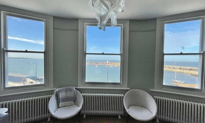 Margate Old Town Apartment | Picturesque Sea View at Margate Harbour Arm Hotel