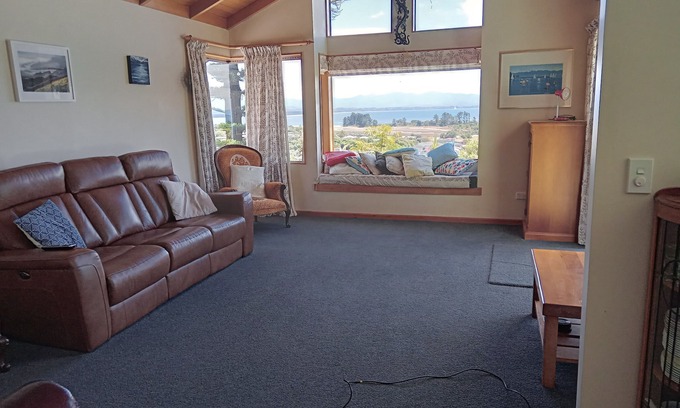 Tahunanui House | Scenic Oceanfront Retreat in Sunny Tahuna Hills, Nelson