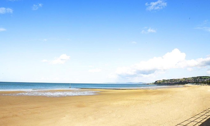 Rhos on Sea House | Oceanfront Cottage on Rhos Promenade with Private Beach