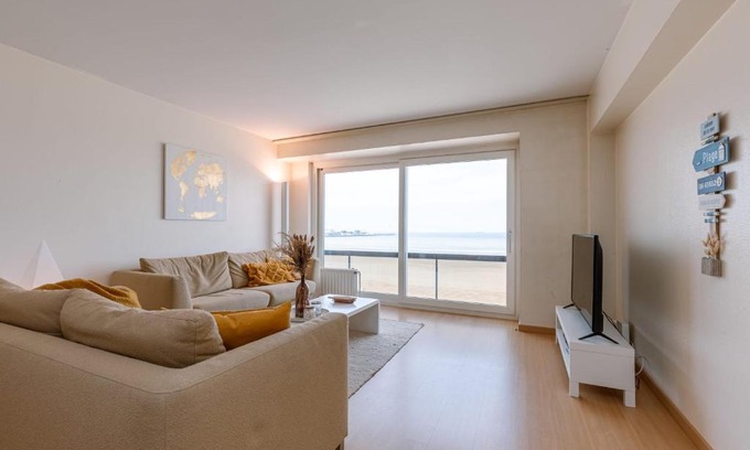 Heist Apartment | Scenic Seaview Apartment with Beachfront Access