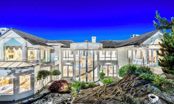 West Vancouver Villa | Elegant Seaview Mansion with Pool, Hot Tub & Spa Retreat