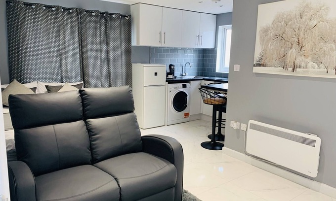 Brunel Apartment | Inviting Self-Contained Studio with Family-Friendly Amenities