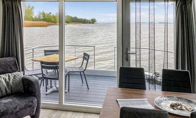 Biddinghuizen Boat Rental | Unwind with Scenic Lake Views on a Unique Houseboat Retreat