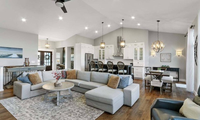 Lake Geneva House | Lookout Lodge: Perfect for Families and Pet-Friendly Fun!