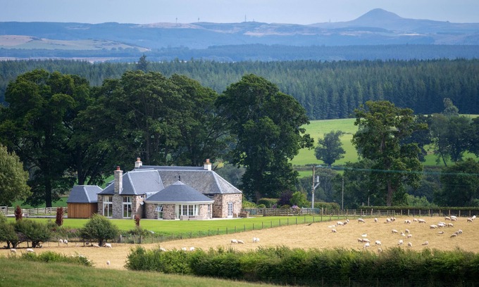 Murthly House | Exquisite Steading Conversion with Pool & Spa Amenities