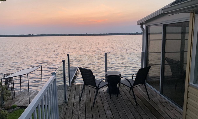Lindsay Cottage | Inviting Waterfront Getaway with Sunset Views & Kitchen