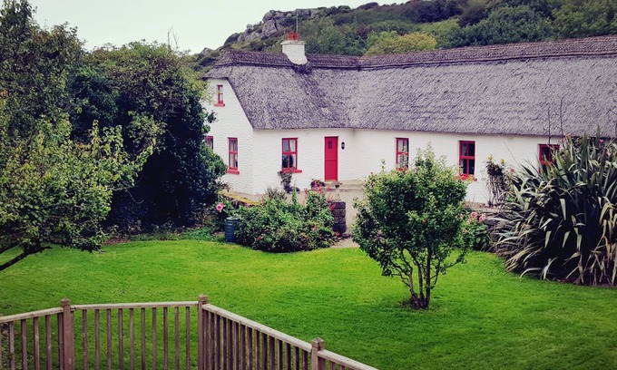 Lisdoonvarna Cottage | Rating 10/10: Oceanfront Thatched Cottage on Wild Atlantic Way