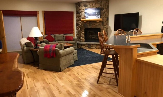 Carrabassett Valley Condo | Prime Timbers Ski-In/Ski-Out Retreat with Hot Tub & Spa