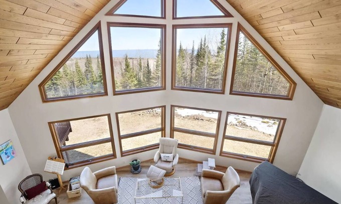 Two Harbors House | Picturesque Two Harbors House with Lake Superior Views