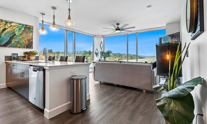 Olympia Apartment | Stunning Unit Overlooking West Bay Marina