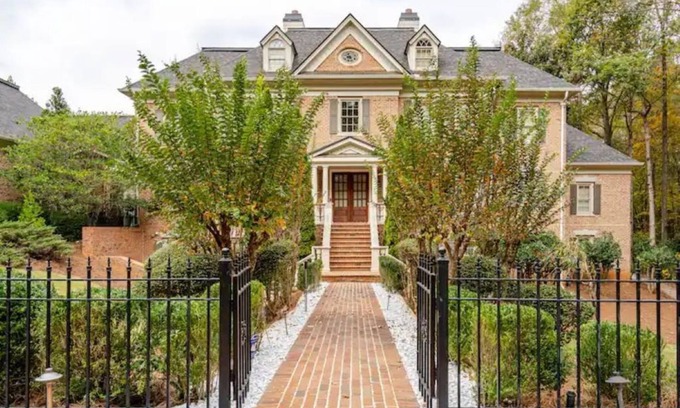 Acworth Villa | Elegant Flat with Pool, Lake View and Spa Amenities