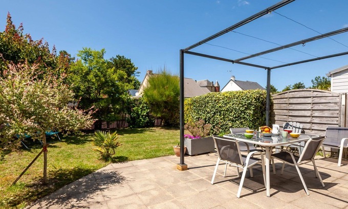 Hauteville-sur-Mer House | Inviting Villa for 6 with Ocean View, WIFI and Parking