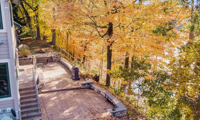 Alto House | Inviting Home with Lake View on the Thornapple River