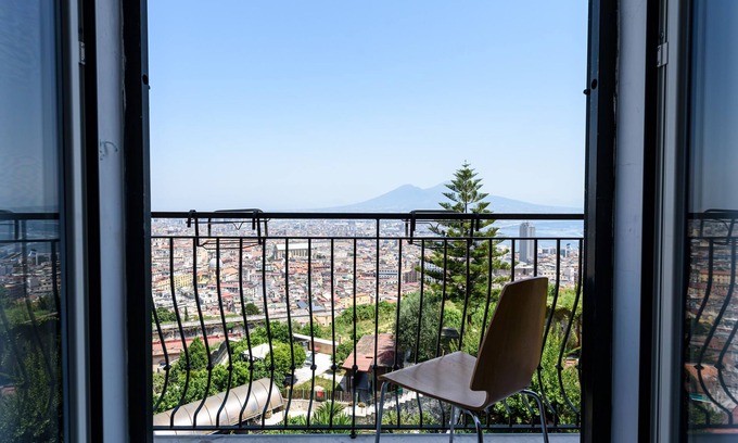 Quartieri Spagnoli Apartment | Relaxing Central Retreat with Balcony, WiFi & Netflix
