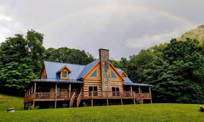 Bakersville House | Guest Rated 10/10: Scenic 4Bd Home with Pool & Kitchen