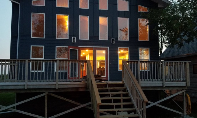 Gimli Cabin | Breathtaking Oceanfront Views and Top-Rated Comfort