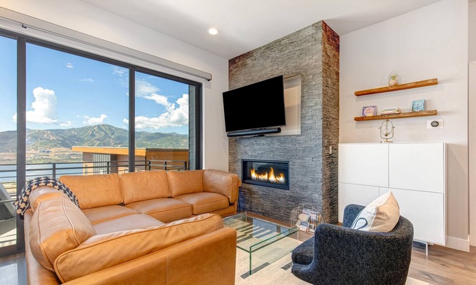Hideout House | Experience Mountain Bliss | New Townhouse with Hot Tub