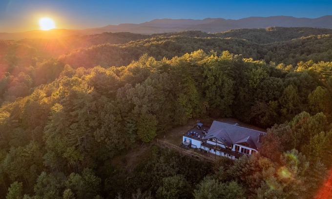 Cherry Log House | Family-Friendly 6BR House with Spectacular Views