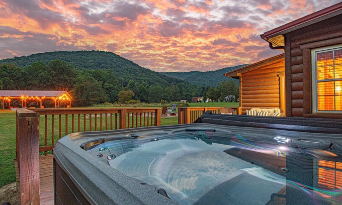 Gatlinburg - Pigeon Forge Cabin | Scenic Views & Spacious Yard with Guest-Rated 10/10 Amenities