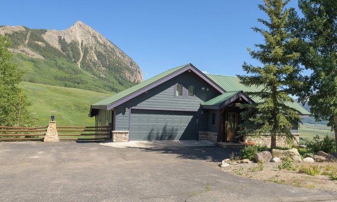 Crested Butte House | Scenic Retreat with Spa & Family Amenities – Rated 9.8/10