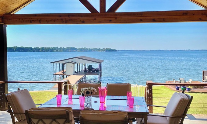 Cedar Creek Reservoir House | Scenic Infinity Firepit Deck with Dock & Amazing Reviews