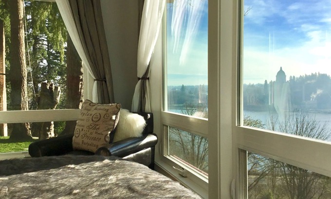 South Westside House | Magnificent Capitol Views with Family-Friendly Amenities