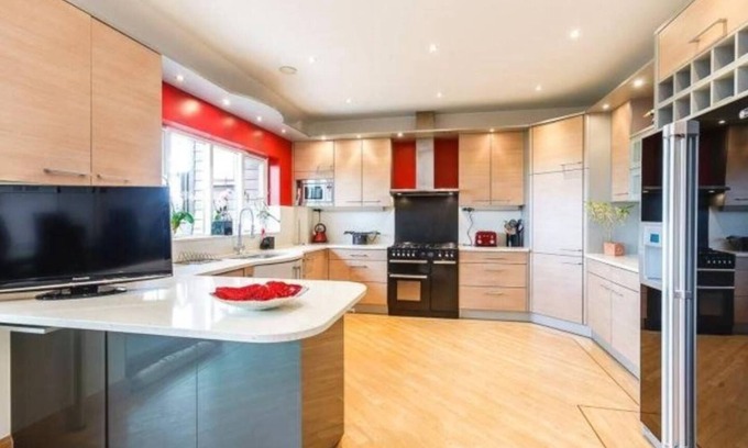 Peppard Common House | Serene Retreat with Hot Tub & Scenic Al Fresco Dining