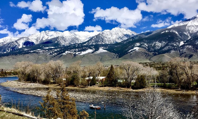 Livingston House | Unforgettable Views Overlooking the Majestic Yellowstone River