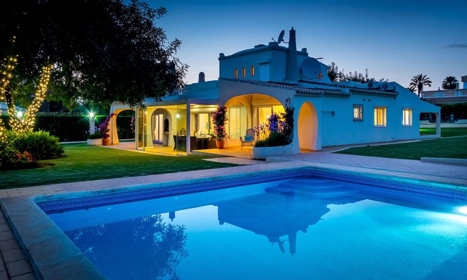 Vilamoura Villa | Villa Vilamoura: Heated Pool & Oceanfront Bliss Await