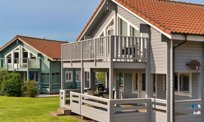 Hopton House | Stunning villa for 4 guests with WIFI, hot tub and balcony