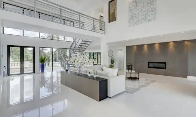Southwest Ranches Villa | Elegant 6-Bedroom Villa with Pet-Friendly Amenities