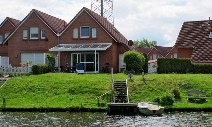 Grosefehn House | Cozy Villa for 4 with Lake View, WIFI, and Parking