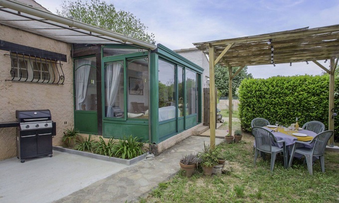 Sollies Pont House | Cozy Villa for Two with Pet-Friendly Amenities & Ocean Views