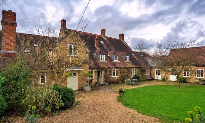Wincanton House | Stunning villa for 16 people with WIFI, terrace, pets allowed and parking
