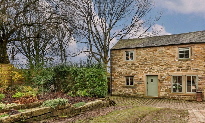 Blackburn House | Stunning villa for 3 guests with WIFI, TV, pets allowed and parking