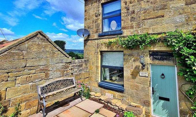 Glaisdale House | Stunning villa for 4 guests with WIFI, terrace and parking
