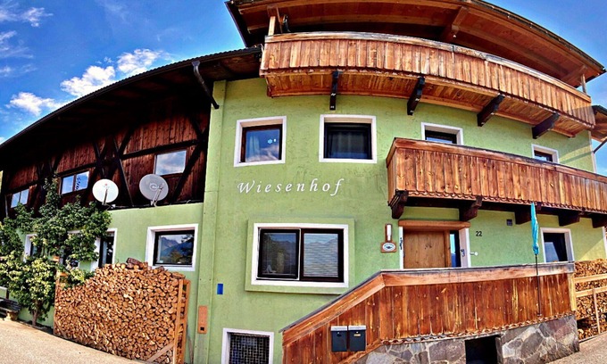 Leithen Villa | Cozy Villa for 4 with Lake View, Balcony & Free WIFI