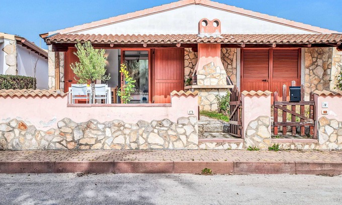 Viddalba House | Inviting Villa for 4 with Pool, A/C, and WiFi Access