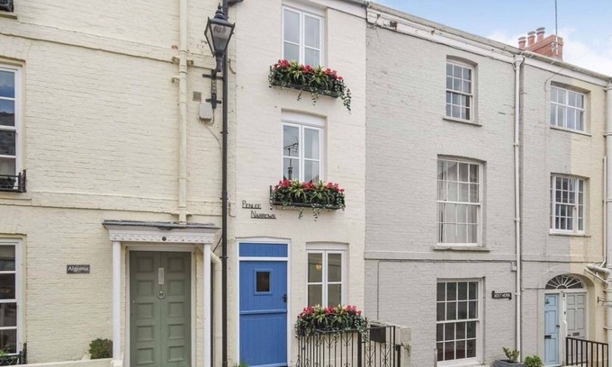 Kingsand House | Stunning villa for 6 guests with WIFI and pets allowed