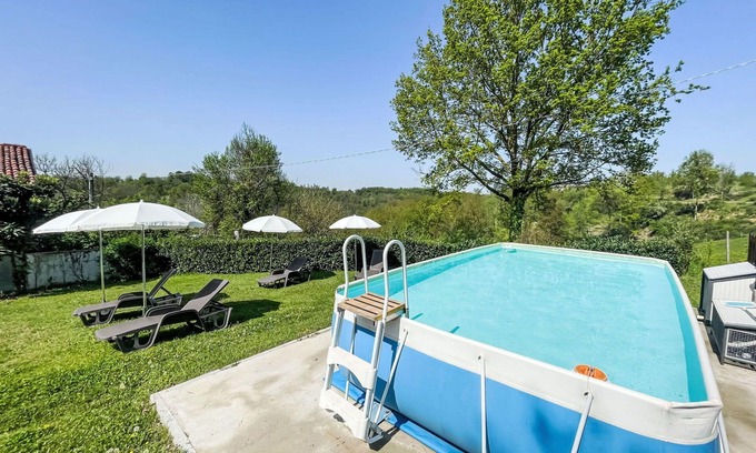 Asti House | Inviting Villa for 7 with Private Pool and Pet-Friendly Perks