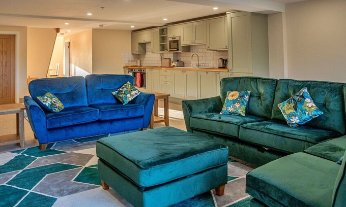 Little Rissington House | Stunning villa for 8 guests with WIFI, hot tub, pets allowed and parking
