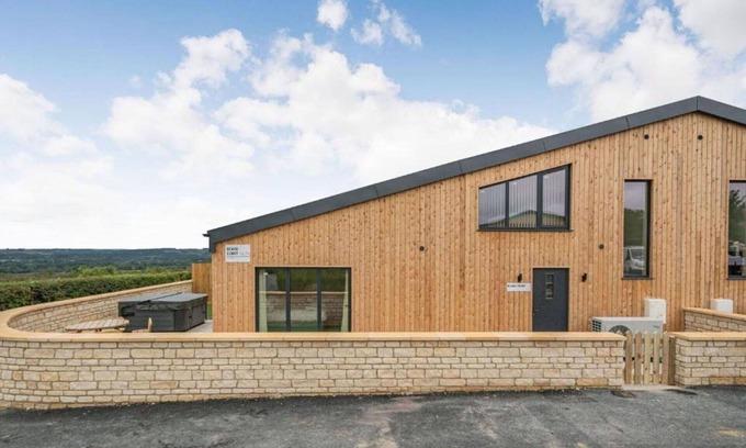 Little Rissington House | Stunning villa for 6 people with hot tub, WIFI, pets allowed and parking