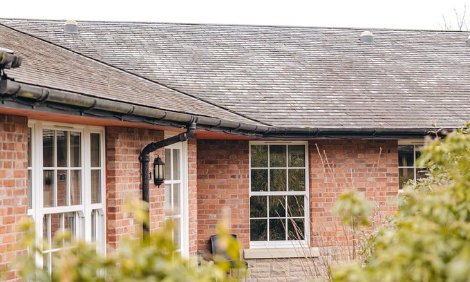 Eaton Mascott House | Stunning villa for 4 guests with WIFI, TV and pets allowed
